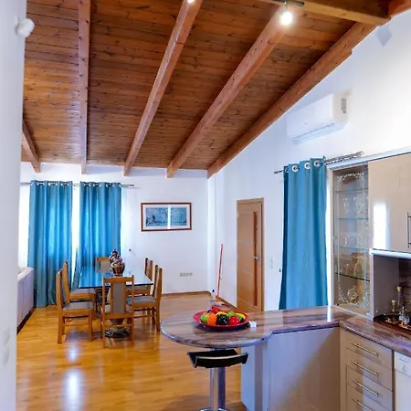 Royal 1967 Bed & Breakfast Himare