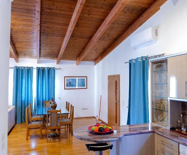 Royal 1967 Oda ve Kahvaltı Himarë